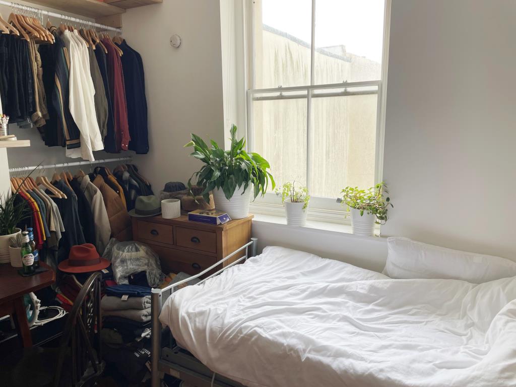 Lot: 127 - FIVE STUDIO FLATS PRODUCING APPROX. £47,000 PER ANNUM JUST OFF BRIGHTON SEAFRONT - Studio room with window of flat 2